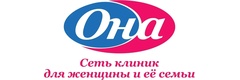 Она